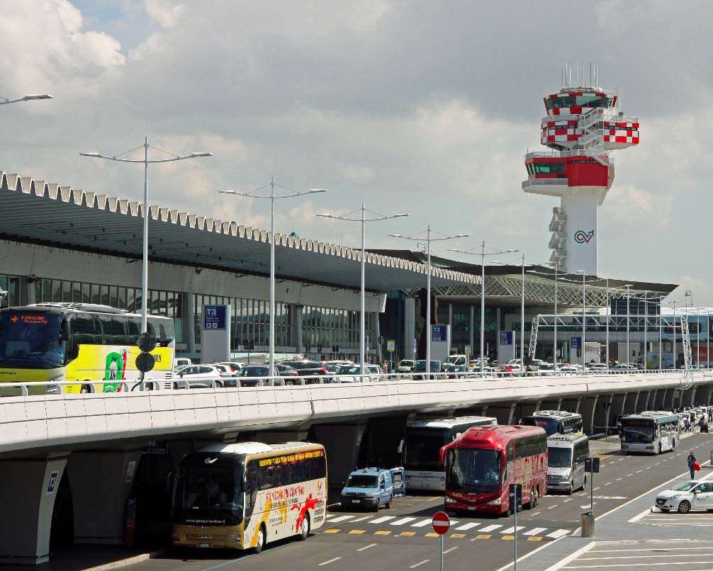 Aeroporti a pezzi: Palenzona chiede aiuto, Conte si ritrova a tavola di nuovo i Benetton