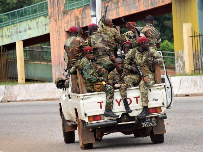 Guinea: Colpo di stato militare. Il Presidente Condè destituito, coprifuoco e blocco delle frontiere