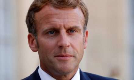 Francia, Macron fa approvare la riforma delle pensioni senza il voto dell’Assemblea