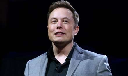 Musk annuncia l’acquisizione di Twitter: “L’uccellino è liberato”