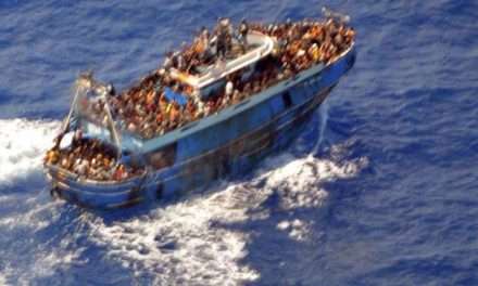 Strage di migranti in Grecia, salvate 104 persone mentre oltre 600 sono i dispersi: 100 bambini erano nella stiva