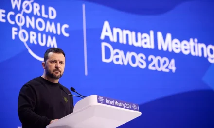 Davos, Zelensky: “L’Ucraina sta facendo da baluardo contro l’espansionismo di Mosca, l’Occidente deve agire”